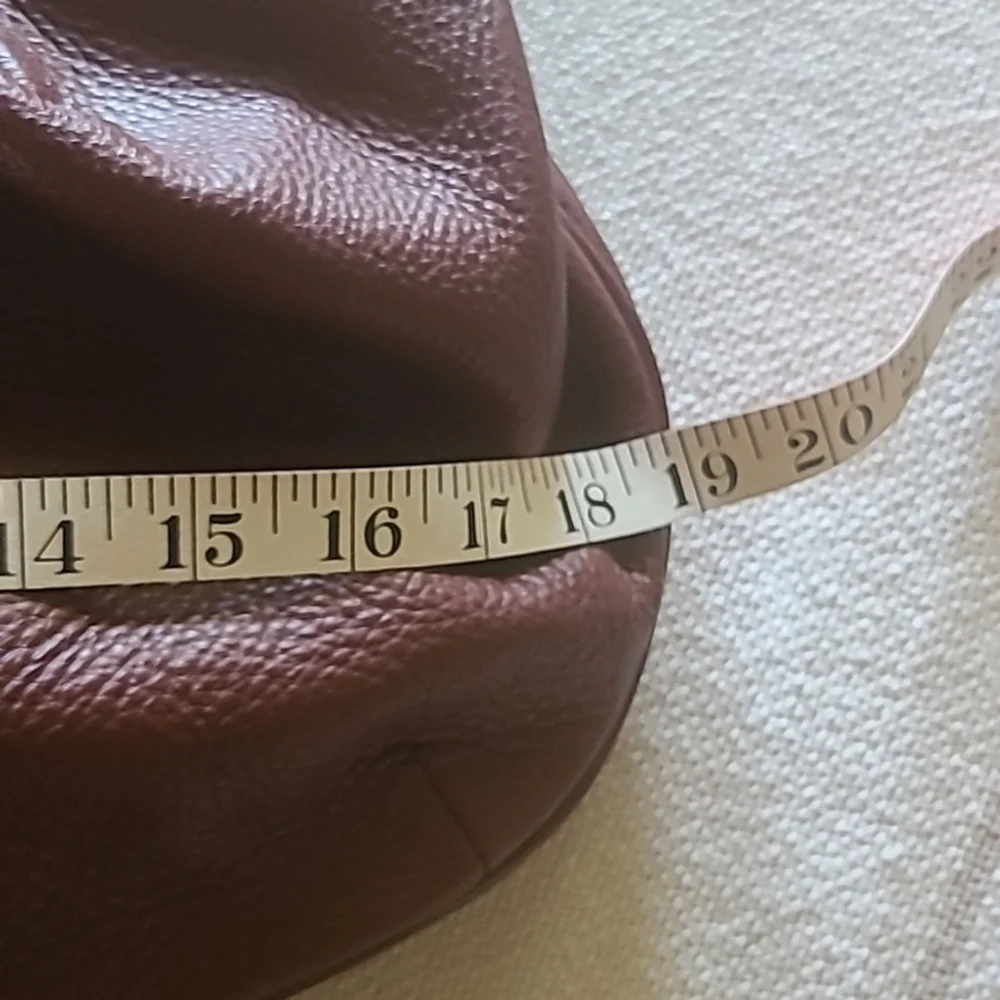 Johnston & Murphy leather shoulder bag. Pebbled leather in EUC. (#1028)